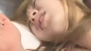 قررت تلميذة شقراء صغيرة أخذ مدرسها الجديد إلى المنزل وتعلم الحيل القذرة منها