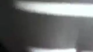 الكلبة النشطة جنيفر تداعب حلمتيها بإحكام بين فخذيها