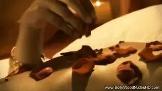 عرض خاص: صديقة تفتح شفرتي فرجها في الحمام