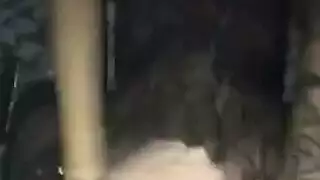 إصلاحات قذرة: عامل تصليحات يحفر حفرها الضيقة في الحديقة