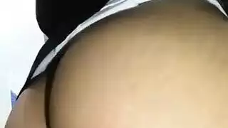 امرأة عارية في شقتها نزلت على ركبتيها لامتصاص القضيب الضخم الأصلع للرجل الأصلع