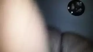 الإلهة السمراء تأخذ قضيبًا قاسيًا وتئن مثل المجنونة