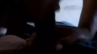جليسة الأطفال الساخنة تختنق من القضيب السميم أثناء الجلوس
