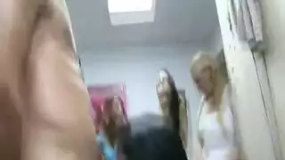 طالبة المراهقة المشاغبة تأخذ أول مرة شرجية خشنة