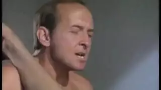 الفتاة الناضجة تضرب مؤخرتها بنفسها بينما تستمني بقوة أمام النار