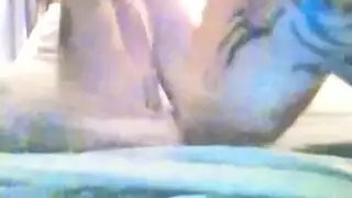فتاة أكبر سناً ساخنة تنزل لتمص القضيب في هذا المقطع الإكس إكس إكس