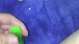 جندي يضرب بقوة في مشهد ساحة معركة صريح