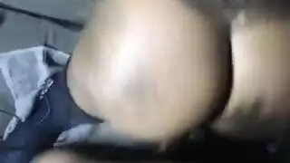 رجلها يضاجعها بوضعية الكلب على طاولة التدليك