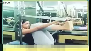 مؤخرة ديبيكا في صالة الألعاب الرياضية ببنطال يوجا ضيق مشهد إباحي