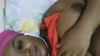 فتاة سودانية ساخنة ذات ثديين ضخمين تستمني حتى الوصول إلى النشوة الشديدة