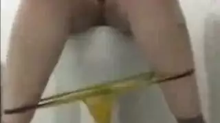 قذف في الحمام: عاهرة كبيرة الصدر تتوسل للمزيد