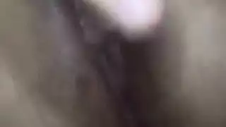 أنثى شابة مثارة وتمارس الجنس مع أعضاء حيوان جنسية