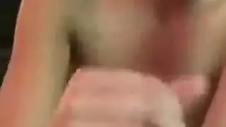 فتاة صغيرة تختنق بقضيب أبوي صلب في فيلم إباحي