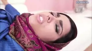 أمريكي يضاجع مهبل محجبة مبلل حتى يقذف عليها بالكامل