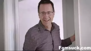 زوجة الأب تخلع ملابسها وتتوسل لتملأها بقضيبه الصلب
