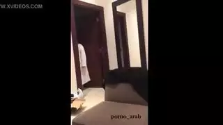 احتفال العيد يتحول لإباحية: عاهرة مغربية تأخذ زب خليجي في الفندق