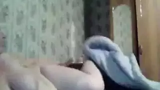 يخدع زوجته مع صديقة وهي معصوبة العينين