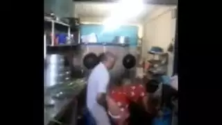 رجل سريلانكي كبير يملأ فرج زوجة ابنه على أرضية المطبخ