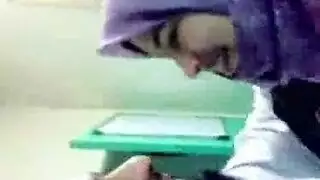 عاهرة محجبة تخدم قضيب زميلها بفمها وفرجها