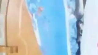 امرأة سمينة ذات حمار كبير تفتح كسها علي الكاميرا وهي مشكلة علي يديها في الارض