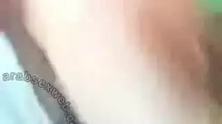 عاهرة ترتدي حجاب تحب الزب في فمها وفرجها