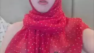 عاهرة جزائرية شابة ذات أثداء ضخمة تعرض نفسها للكاميرا