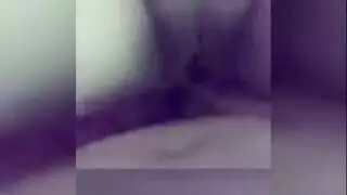 فتاة محجبة تخلع ملابسها ويتم ضرب كسها المبلول