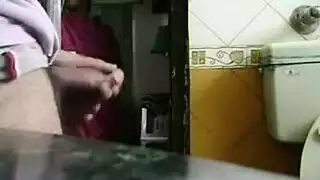 ينيكك طيز الخادمة وهي تقول لا انا مشغوله