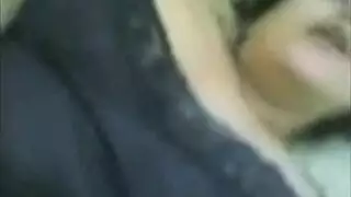 عاهرة مثيرة تدلك فرجها المبلل حتى تصرخ