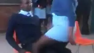 تلميذة هندية تُداعب فرجها ثم تُنك بقوة في الفصل