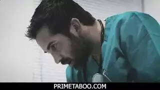 الطبيب الجنسي الجاف يمارس الجنس مع مريضته الساخنة أثناء الفحص الطبي