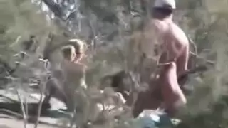 هي عارية تمامًا، تتحمس وهي تشاهدونه يداعب قضيبه