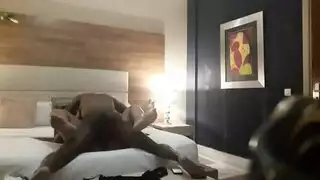 الديوث يبكي بينما زوجته الفاجرة تنيكها فحل أسود