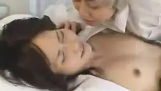 مريضة ممتلئة الجسم تحصل على لعق لمهبلها المبلل من طبيبتها اليابانية الساخنة