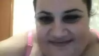 سكس كاميرا مباشر: امرأة مغربية ممتلئة تمارس الجنس مع نفسها بالعُدَد