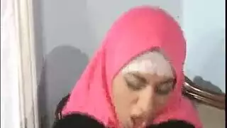 رجل فرنسي يضرب فرج جزائرية محجبة في مقطع إباحي