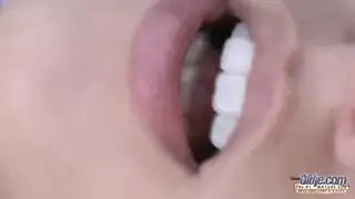 عاشق ناضج يقذف دافئاً في فم صغير