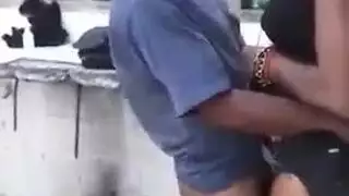 رجل مسيطر عجوز يهيمن على مراهقة في جلسة سريعة بمكان مقفر