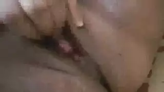 آسيوية جميلة تلعب بفرجها الحليق وبظرها الحساس