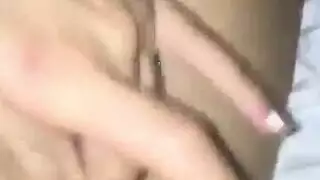 شرموطة تلعب بكسها وتقذف ماء كسها