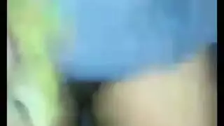 عشيقة عاهرة تجبر عميلها على المص والممارسة