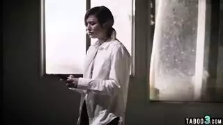 تلميذتان مفضلتان تقدمان له ثلاثية مشوية في الظهيرة