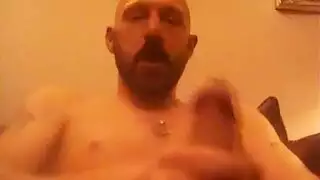 شقراء مدخنة تأخذ قضيبًا ضخمًا في أنابيبها