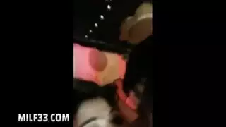 فتاة جليدية خائفة تأخذ شرجًا خشنًا