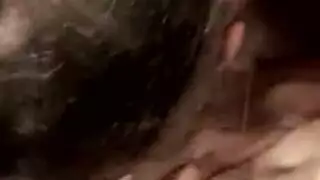 جميلة امرأة ناضجة الملتحي وجود حبل كذاب خارج منزلها يرتدون ملابس