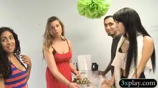 هذه العاهرات بحمالة الصدر والكلسون لا تستطيعن الانتظار لابتلاع السائل المنوي