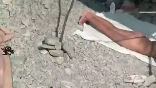 سمراء تستعرض لعبة الجنس الوردي المفضلة لديها