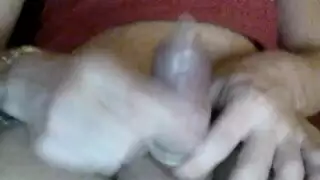 نجم إباحي يتعامل مع واقي على الجبهة قبل جنس عنيف