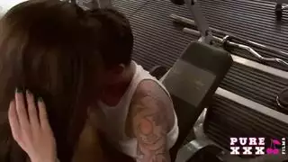 سكس شرجي إكس إكس إكس: شاب وسيم أحمق يضربها بعمق