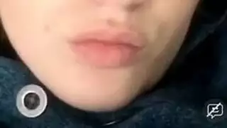 استمناء على الشاطئ: فتاة ألمانية ذات ضفائر ونمش تستمتع تحت الشمس